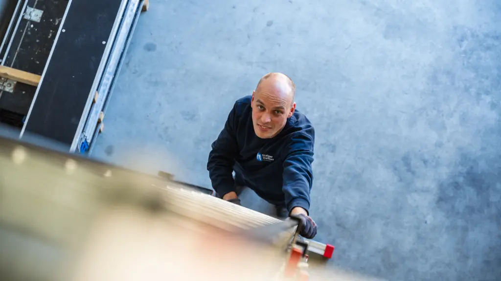 Het bovenaanzicht van Robin die een ladder opklimt