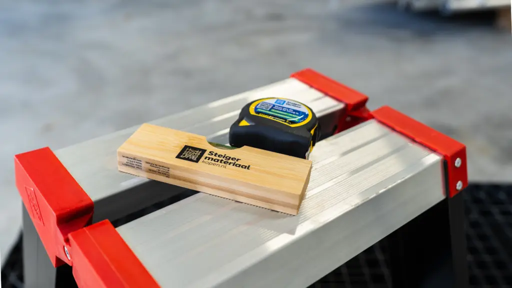Een close-up van steiger accessoires op een ladder